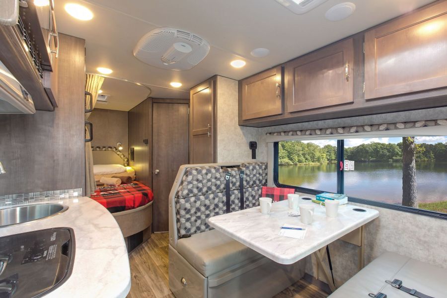 Interieur van de C-Medium camper van Fraserway camperhuur.