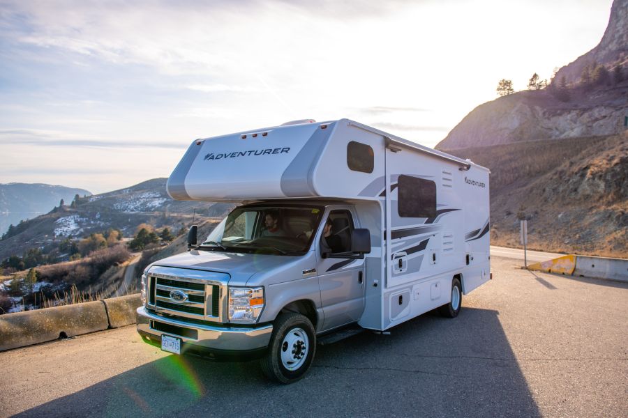 C-Medium camper van Fraserway aan de kant van de weg in Canada.
