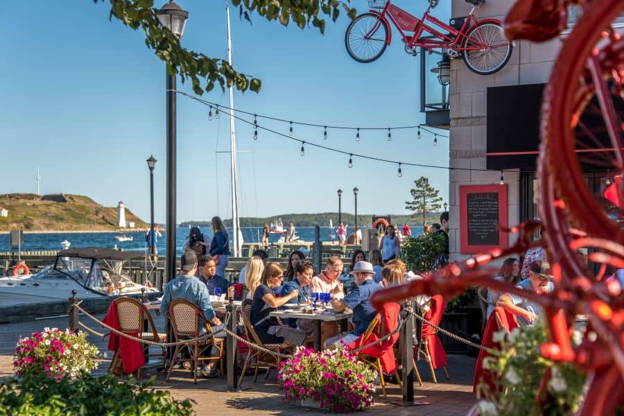 Mensen op een terras aan het water in Halifax in Nova Scotia in Canada.