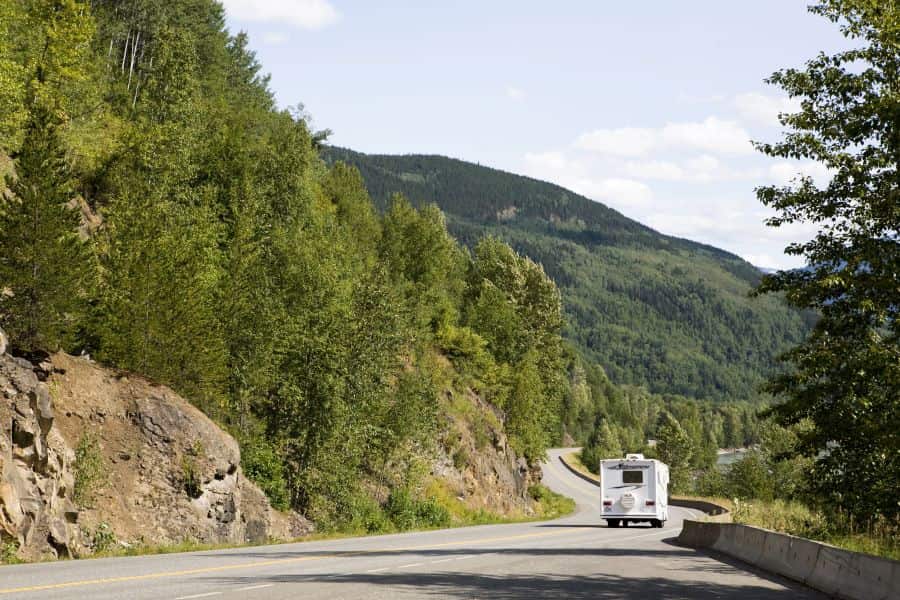 Camper van Fraserway op de weg in Atlantisch Canada.