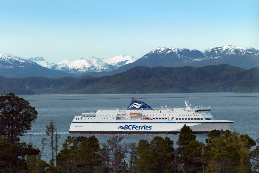Schip van BC Ferries vaart langs de kust van British Columbia in Canada.