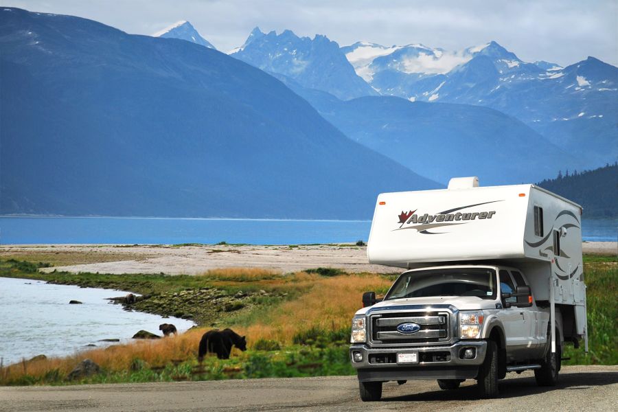 Camper van Fraserway met uitzicht op de bergen en beren op de achtergrond in Canada.