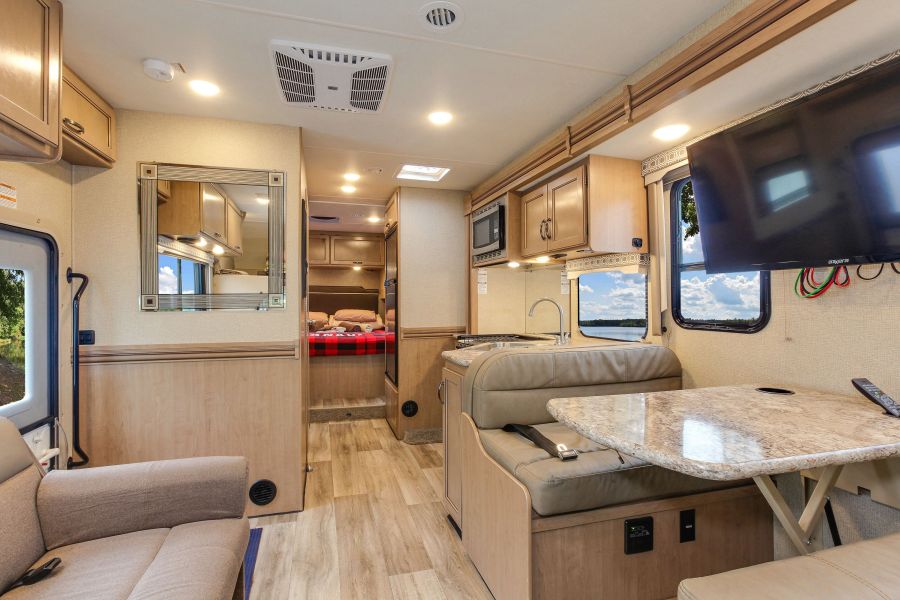 Interieur van de C-XLarge camper van Fraserway camperhuur.