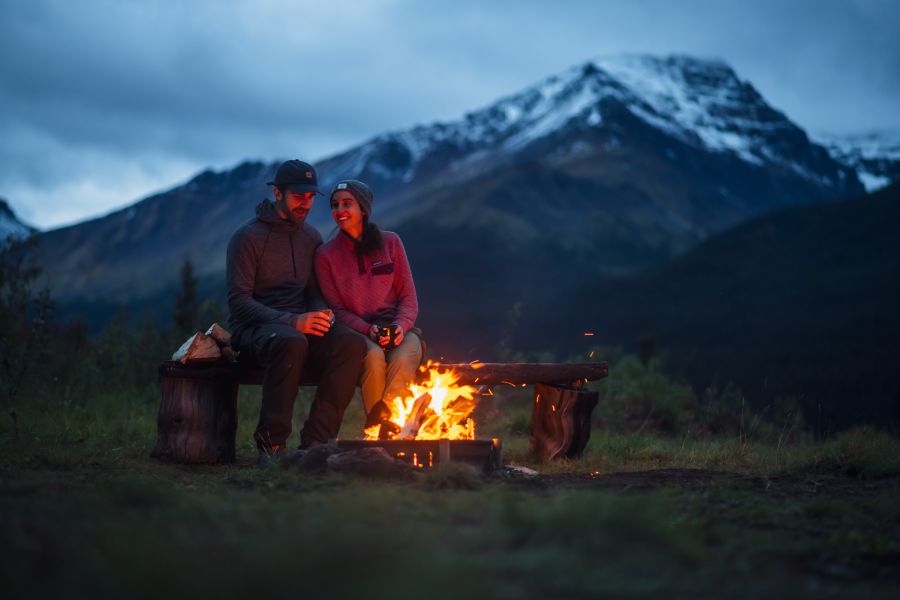 Stel bij een kampvuur bij Cold Fish Lake in British Columbia in Canada