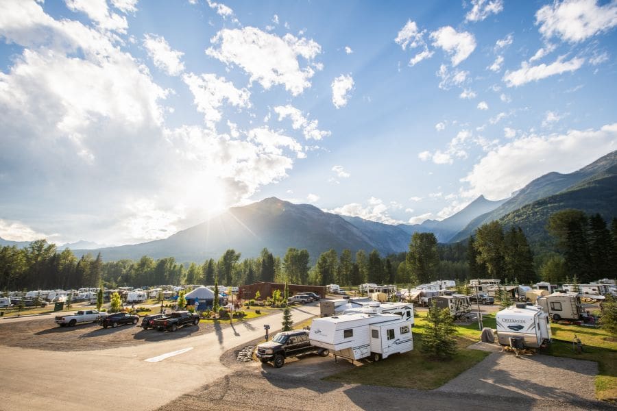 Uitzicht over de kampeerplaats Fernie RV Park in British Columbia in Canada.