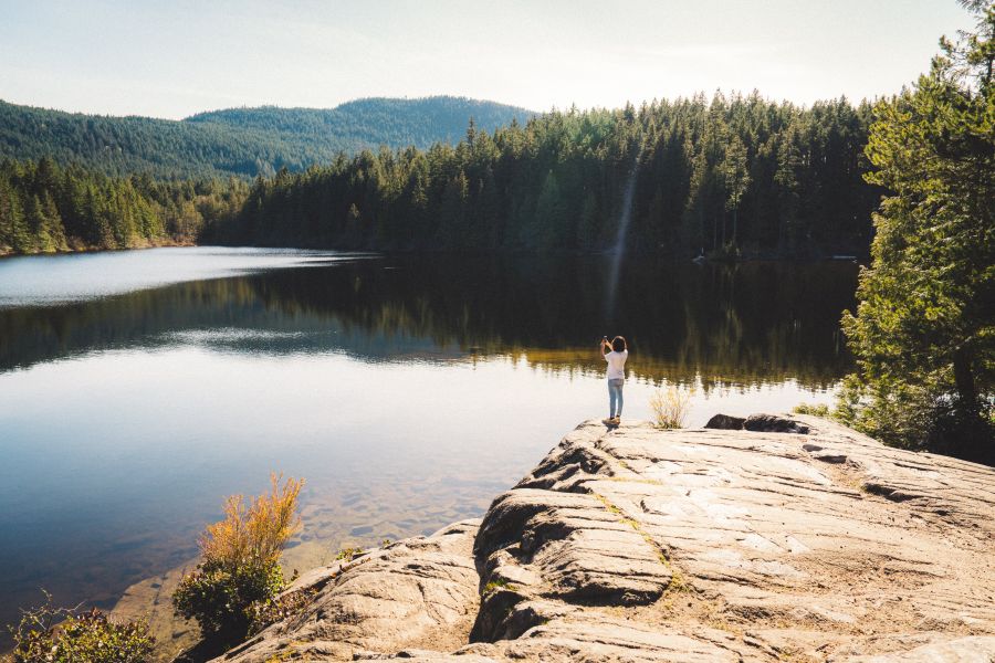 Toerist bij Heart Lake op Vancouver Island tijdens een rondreis door Canada