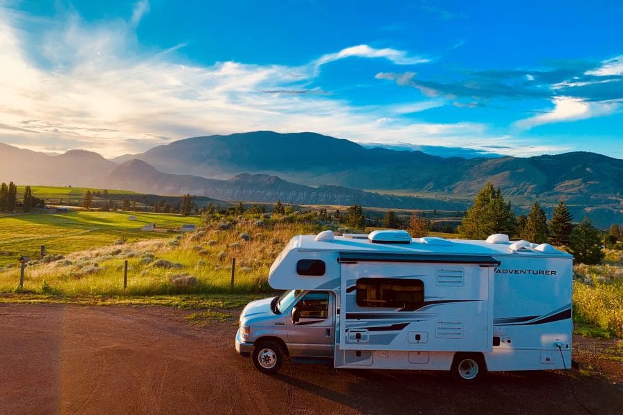 C-Large camper van Fraserway met bergen op de achtergrond in Canada.