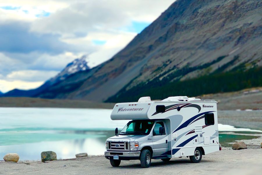 C-Small camper van Fraserway aan het water in Canada.