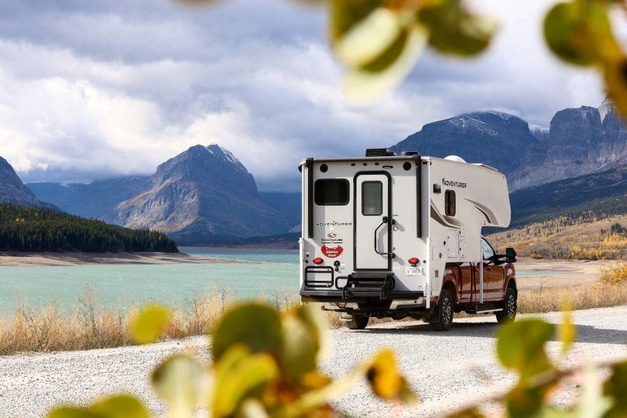 Truck Camper van Fraserway langs het water in Canada.