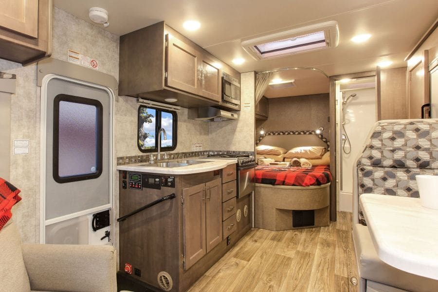 Interieur van de C-Large camper van Fraserway camperhuur.