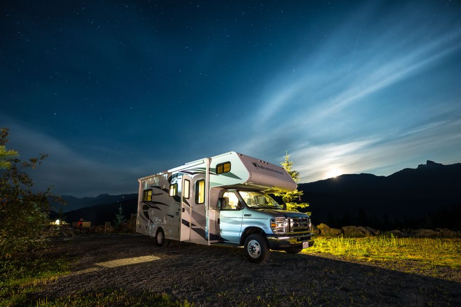 C-Large camper van Fraserway geparkeerd onder de sterrenhemel in Canada.