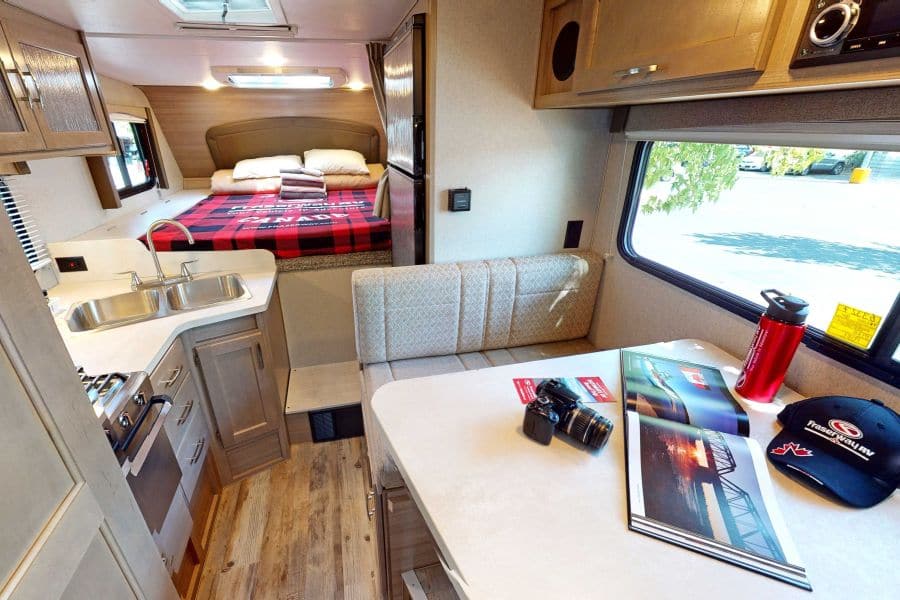 Interieur van de Truck Camper van Fraserway camperhuur.