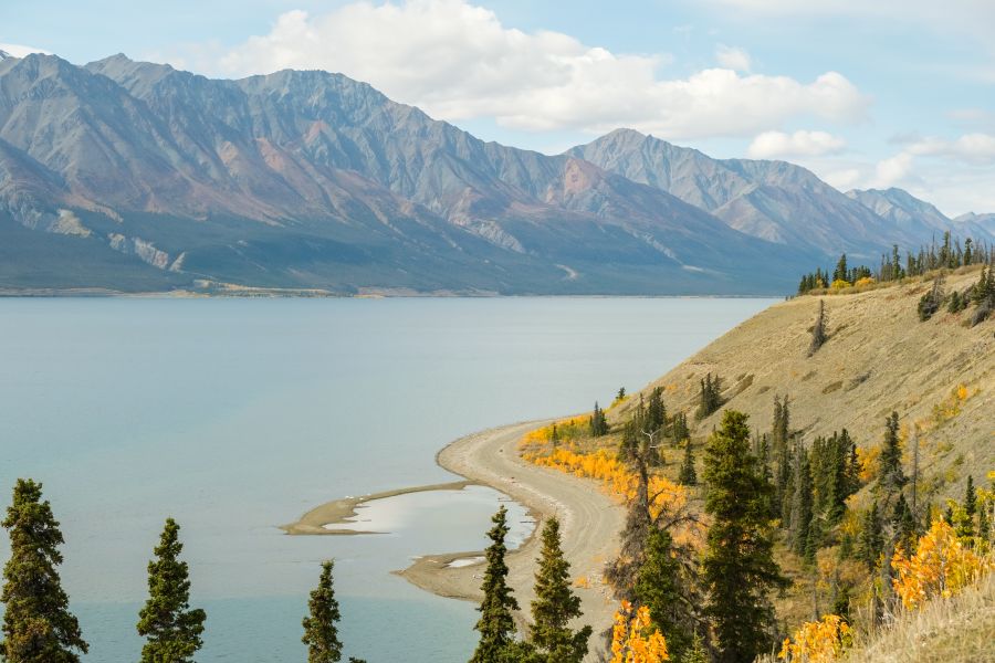 Uitzicht over Kluane Lake in Yukon tijdens een camperrondreis door Noord-Canada