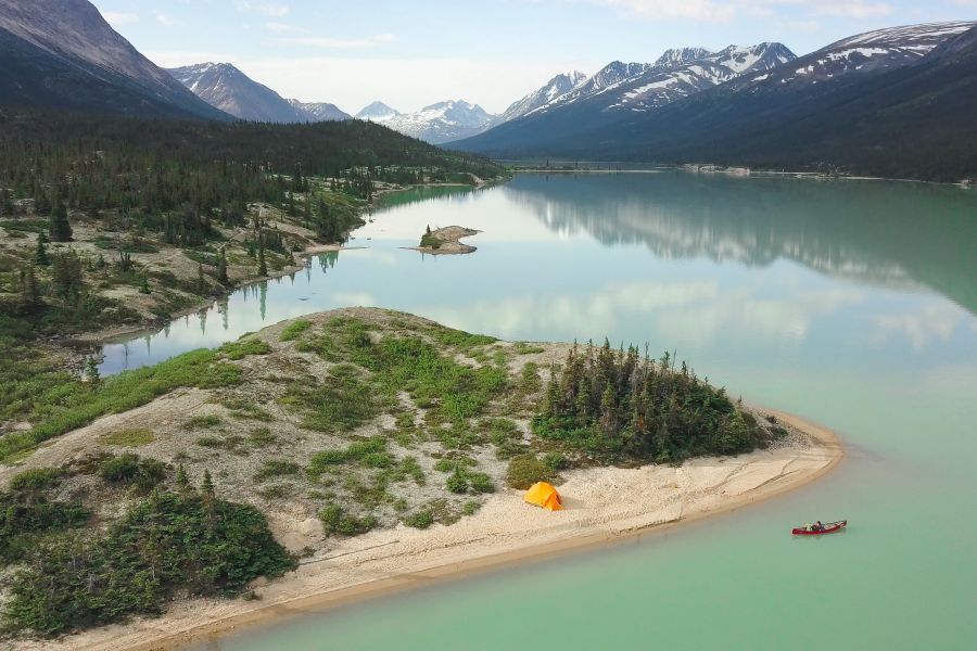 Uitzicht over Primrose Lake in Yukon tijdens een rondreis door Noord-Canada