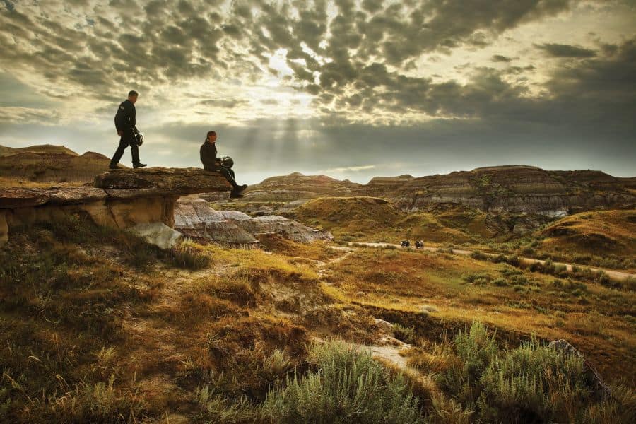 Wandelaars bij Dinosaur Provincial Park in Alberta in Canada.