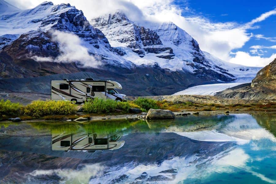 C-XLarge camper van Fraserway aan het water met de Rocky Mountains op de achtergrond in Canada.