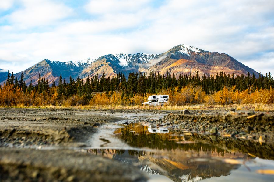 Camper van Fraserway met uitzicht op de bergen in West-Canada tijdens een camperreis