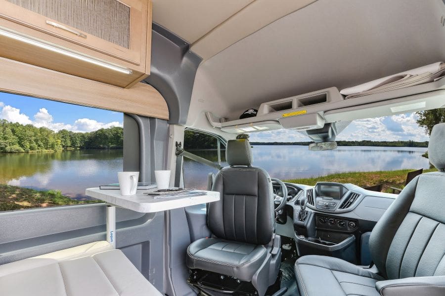 Interieur van een type Van Conversion van Fraserway tijdens een rondreis door West-Canada