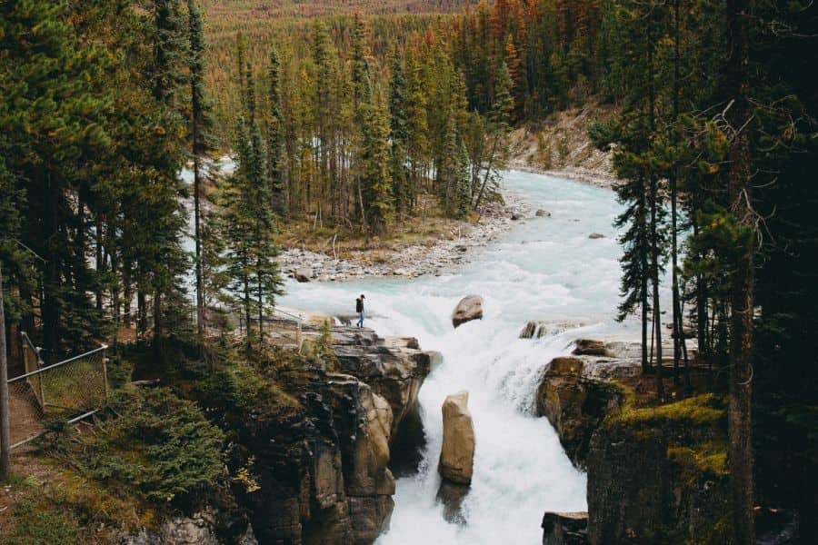 Uitzicht op de Sunwapta Falls in Alberta in Canada.