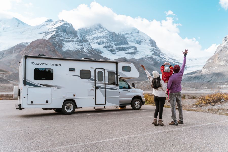 Familie bij een camper van Fraserway in West-Canada tijdens een camperreis