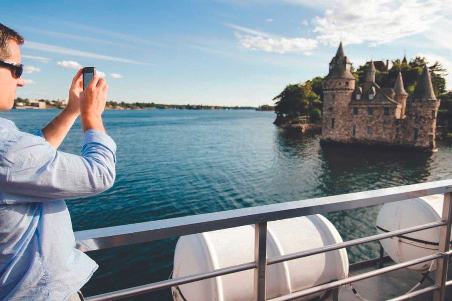 Uitzicht vanaf een boot langs het 1000 Islands gebied in Ontario in Canada.