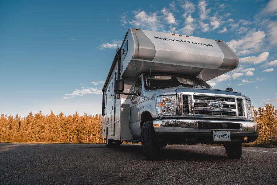 Camper van Fraserway op de weg in Ontario in Canada.
