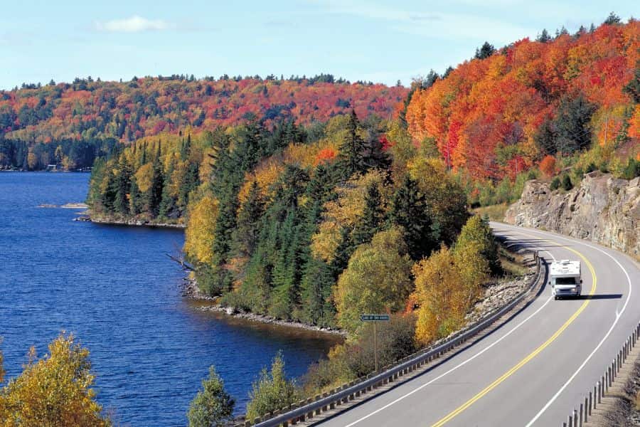 Camper op de weg in Ontario tijdens Indian Summer in Canada.