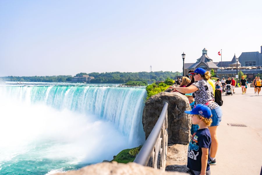 Toeristen kijken uit over Niagara Falls in Ontario tijdens een rondreis door Oost-Canada