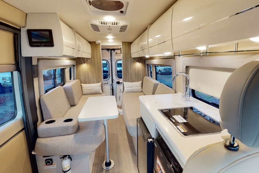 Interieur van de Van Conversion camper van Fraserway camperhuur.