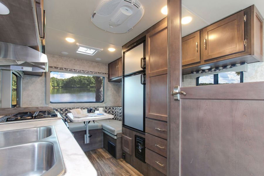 Interieur van de C-Small camper van Fraserway camperhuur.