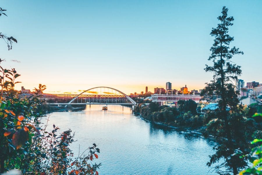 Uitzicht op de skyline van Edmonton en de Walterdale Bridge over de North Saskatchewan River in Canada.