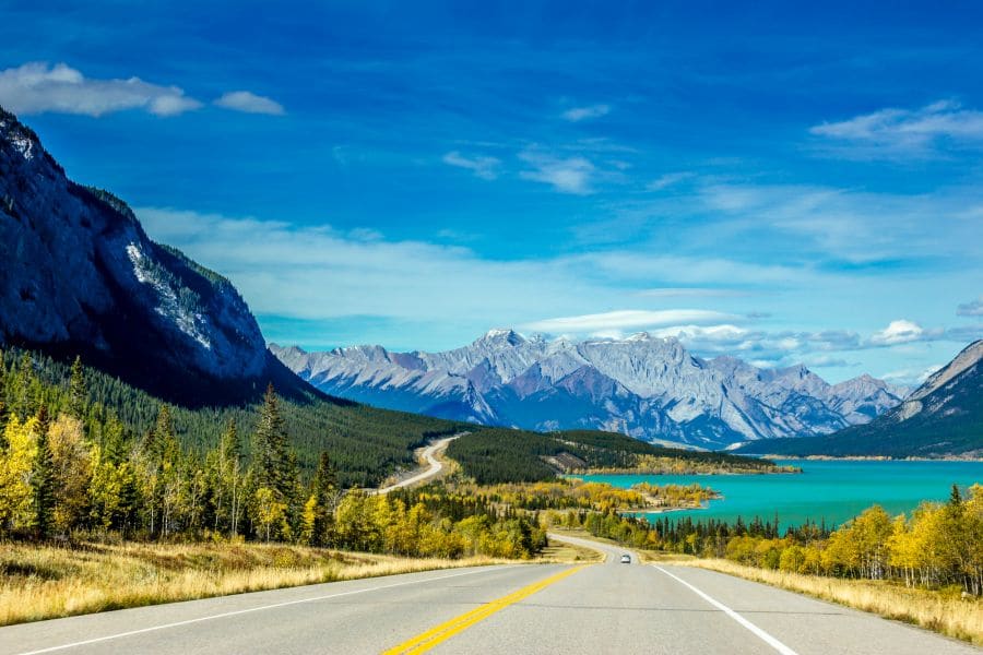 Snelweg door de Rocky Mountains in Alberta in Canada.