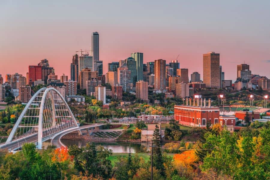 Uitzicht op de skyline van Edmonton tijdens zonsondergang in Canada.