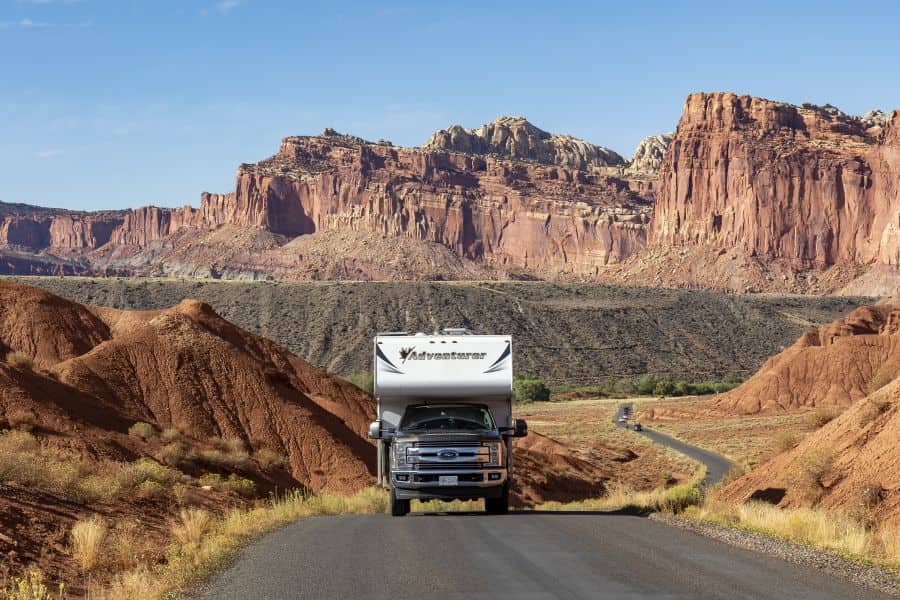 Truck Camper van Fraserway op de weg in Canada met bergen op de achtergrond.