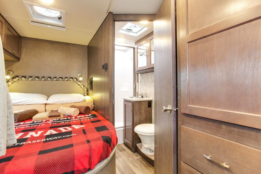 Interieur van een C-Medium camper van Fraserway camperverhuur.