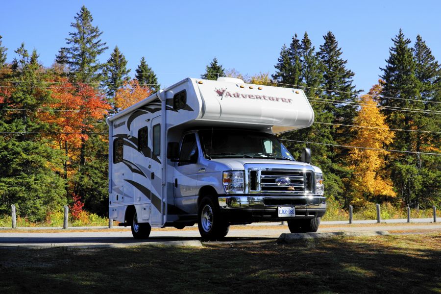 Camper van Fraserway geparkeerd in Ontario in Canada tijdens de herfst.