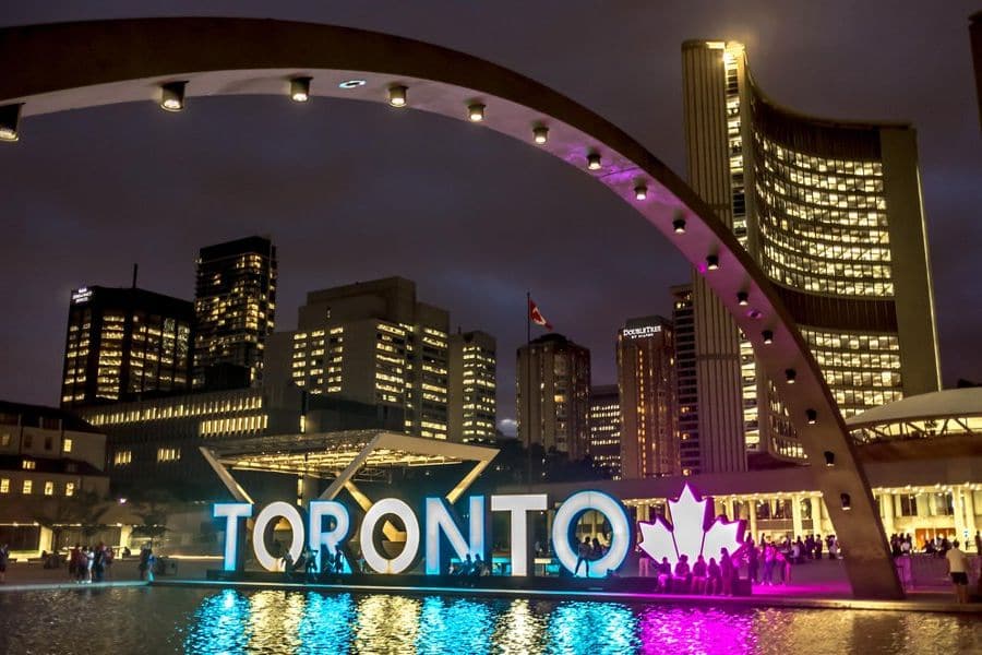 Het verlichte Toronto Sign in de avond in Ontario in Canada.
