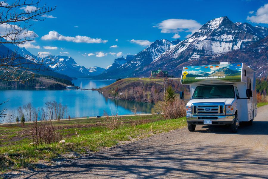 Camper van Cruise Canada aan het water in Canada.