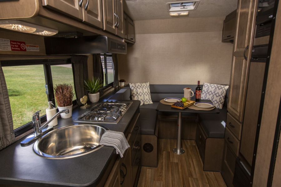 Interieur van de C-21 Compact Plus camper van Cruise Canada.
