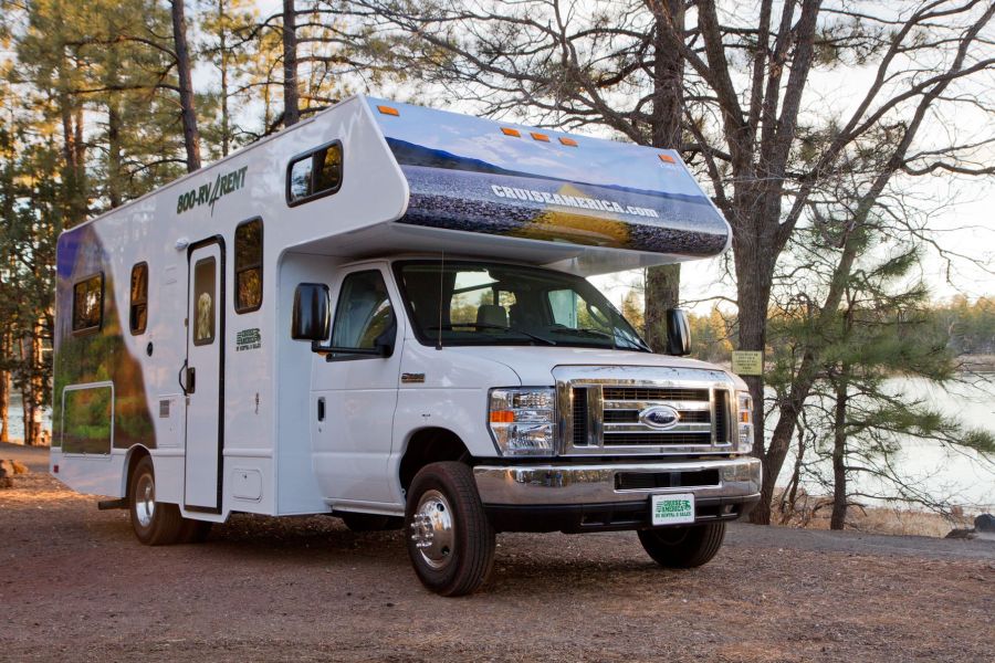 Camper van Cruise Canada in het bos in Canada.