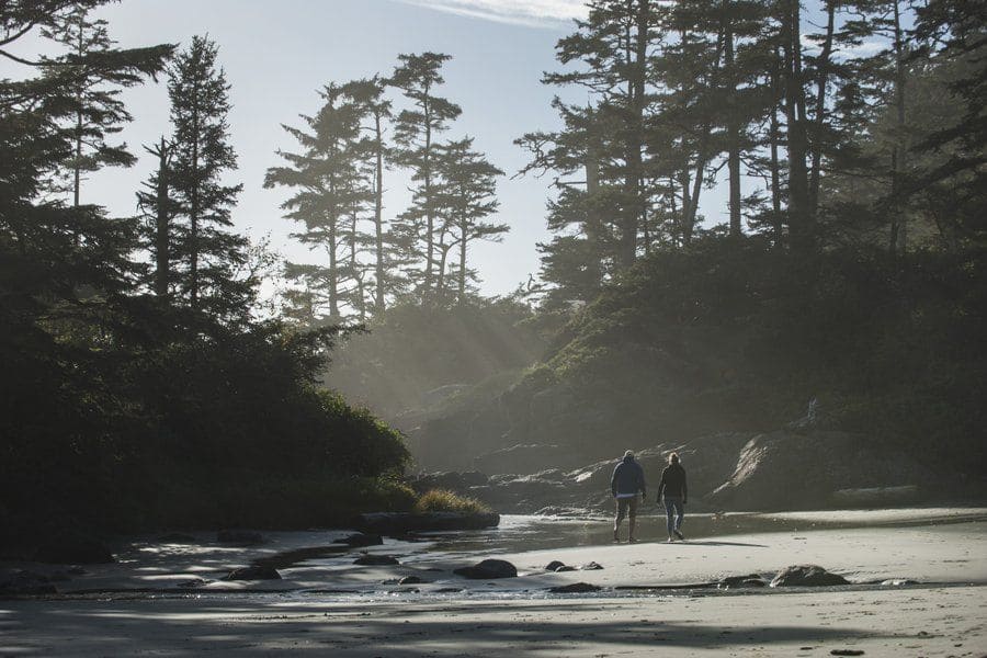 Mensen op het strand van Cox Bay bij Tofino in British Columbia in Canada.