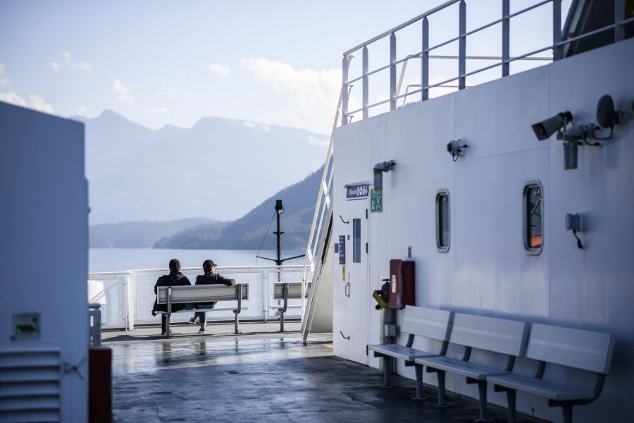 Mensen op het dek van een schip van BC Ferries in British Columbia in Canada.