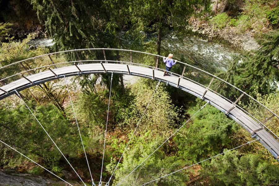 Vrouw op de Capilano Suspension Bridge in British Columbia in Canada.
