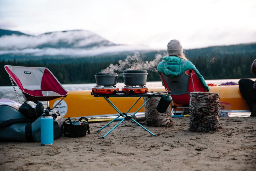 Kampeerders aan het water in Bowron Lake Provincial Park in British Columbia in Canada.