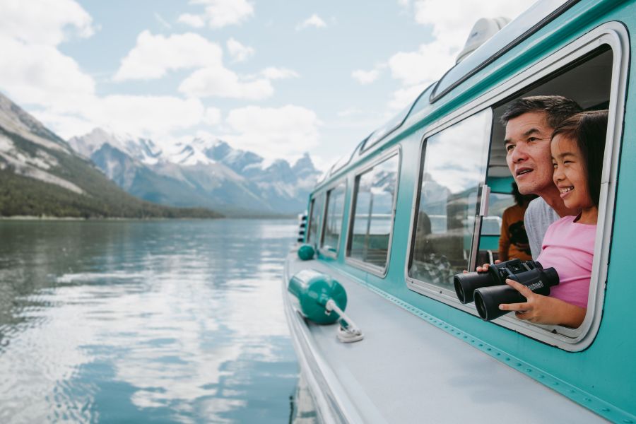 Passagiers aan boord van de Maligne Lake Cruise op Maligne Lake in Alberta in Canada.