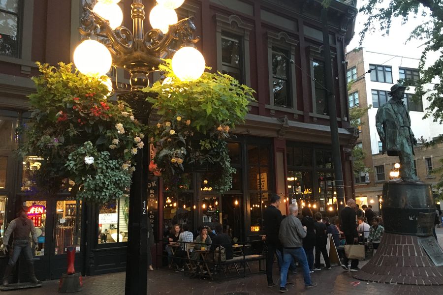 Mensen op een terras in Gastown in Vancouver in Canada.