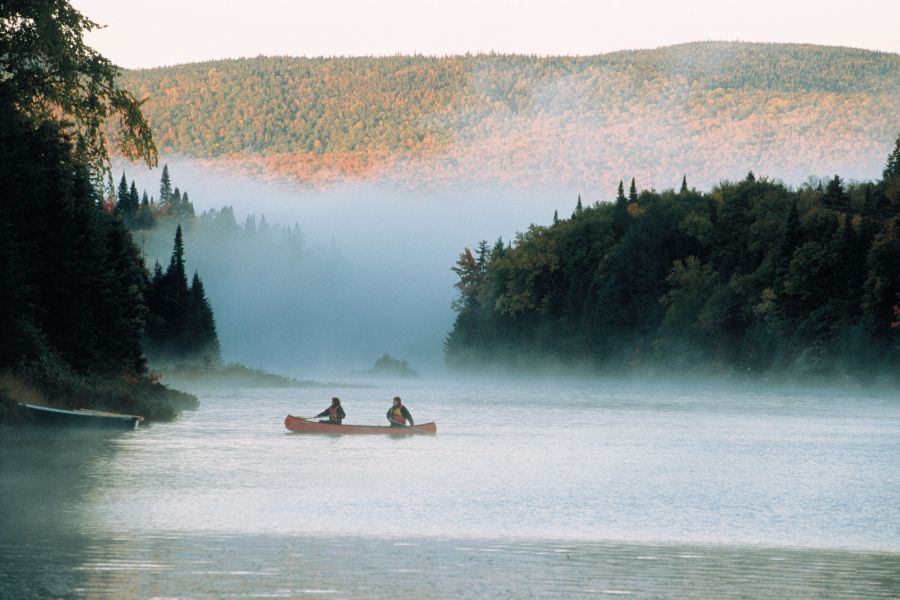 Twee mensen in een kano op het water bij Mont Tremblant in Canada