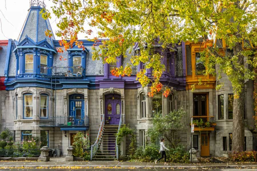 Bijzondere kleurrijke huizen aan Saint Louis Square in Montreal in Ontario in Canada.