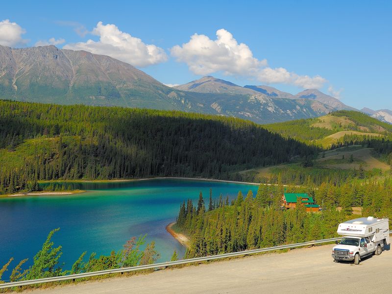 Camper van Fraserway bij Emerald Lake in Alberta in Canada.
