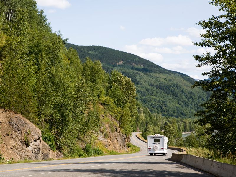 Camper van Fraserway op de weg in Atlantisch Canada.